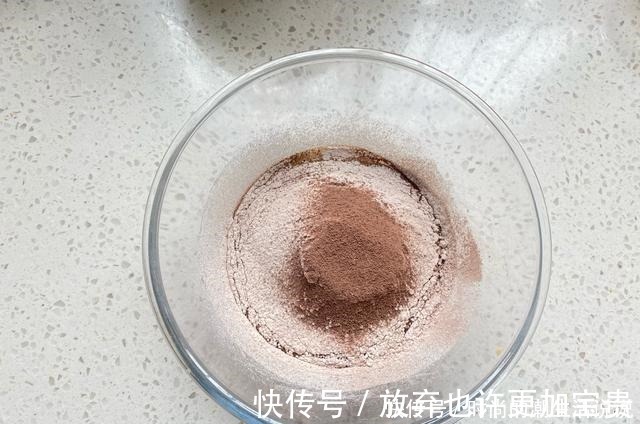 自制香浓的可可蛋糕卷，做法简单又方便，怎么卷都不开裂