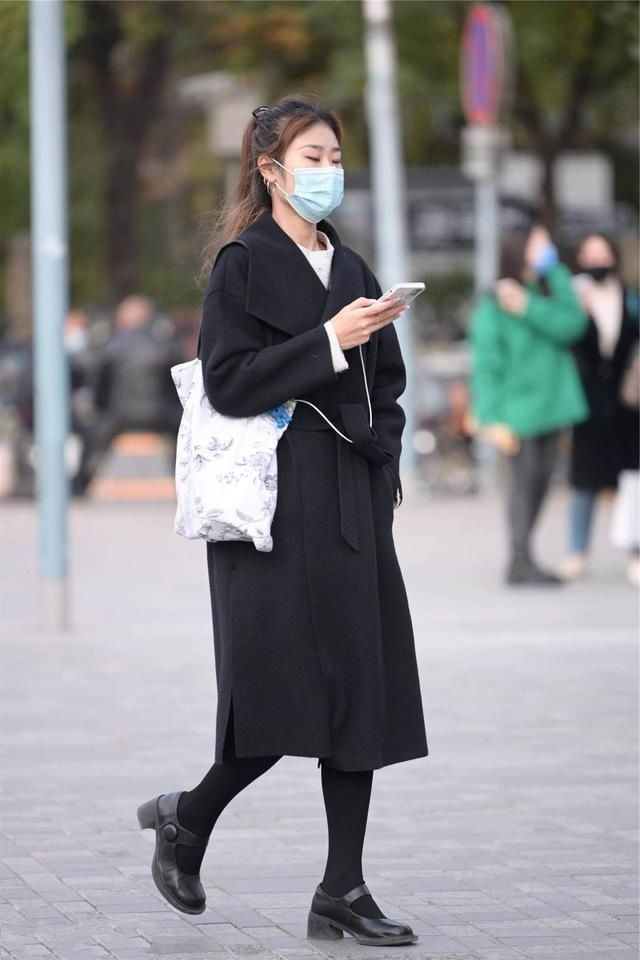 小姐姐 时尚穿搭,黑色打底裤搭配一双黑色皮鞋,清新淡雅