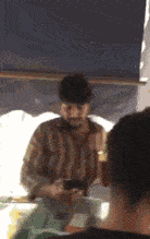 |搞笑GIF:盘了三年的老馒头,看看这硬度还可以吧!