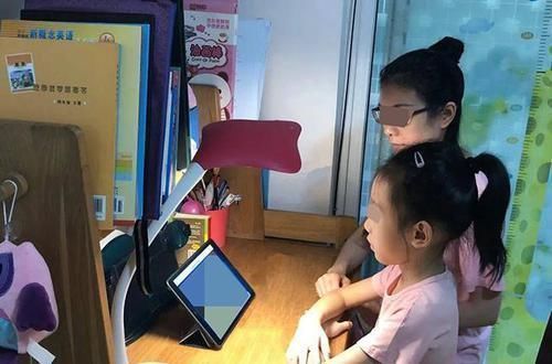 儿子|夫妻“亲热”被儿子撞见,接下来,爸爸的举动让人称赞