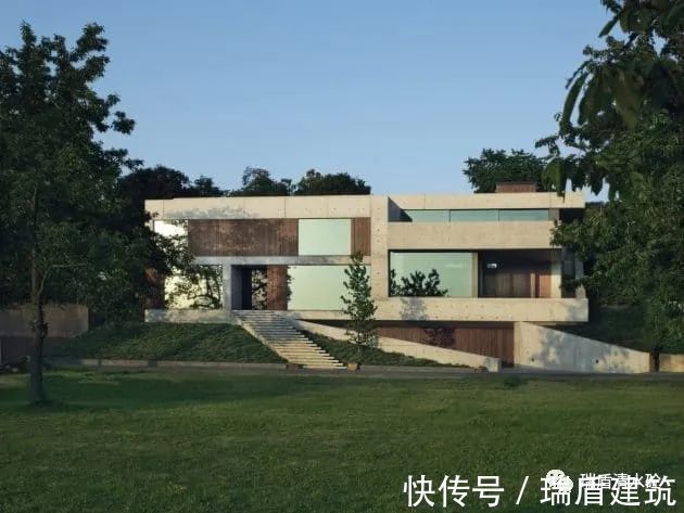 清水混凝土打造出的22°别墅