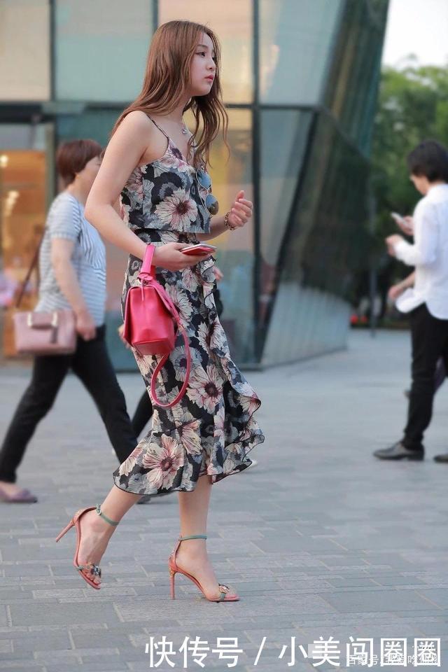 御姐|时尚印花长裙,搭配细跟高跟鞋,御姐范十足
