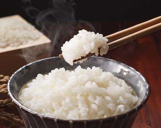 白米饭|煮米饭时加一物，堪比“天然泻药”，排体内黑臭宿便，瘦腿瘦肚子