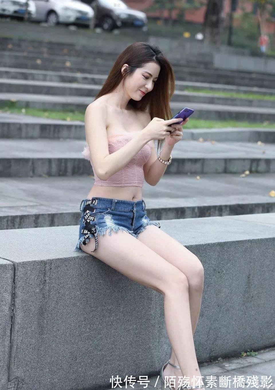 绳子|贵妇当街拿条绳子当裤子穿网友看傻了眼！