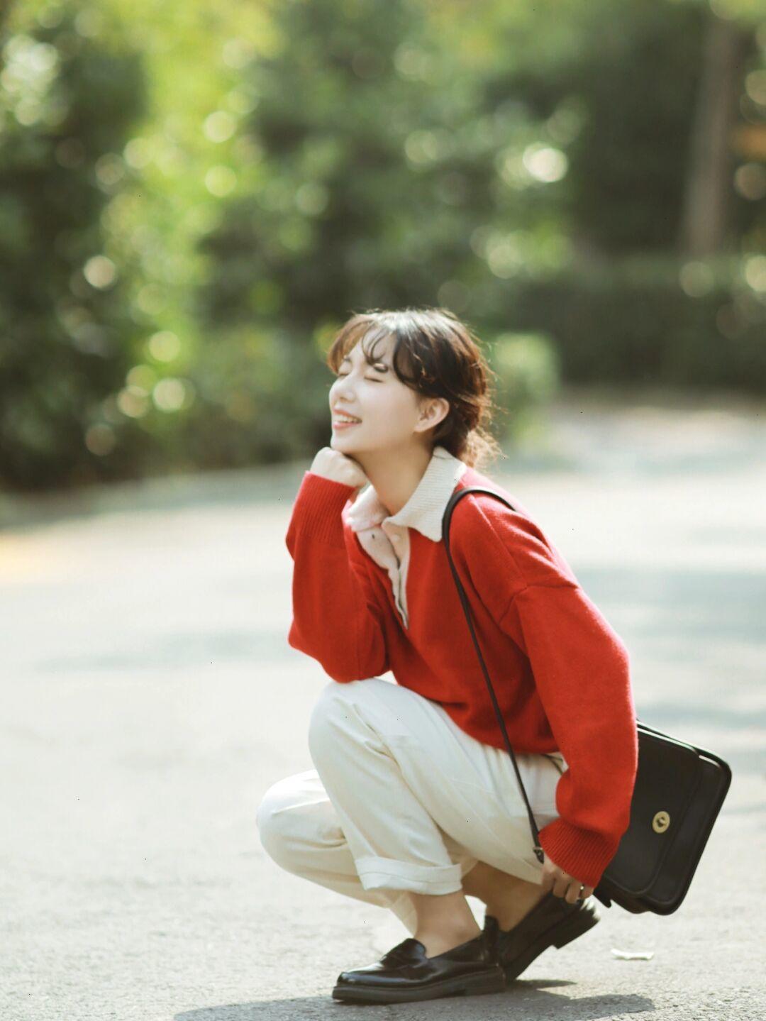 毛衣 冬天打底衫怎样选?一件红色针织衫+白色牛仔裤,休闲又显气色!