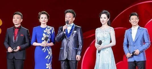 康辉的评论很尖锐,董卿教会了玩家如何表现