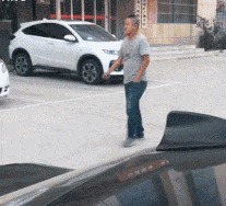 |搞笑GIF:大哥看你再有钱,也改不掉以前落下的职业病啊