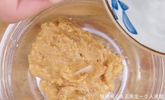 分享一款好吃的凉拌面,搭配两种美味酱料,鲜香解馋,家人都爱吃