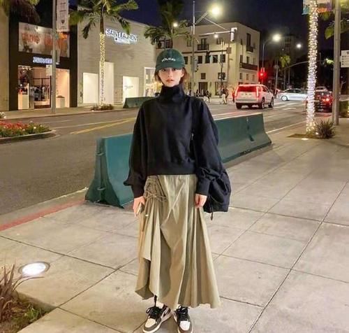 羊羔绒|真正时髦的女人，少穿“卫衣牛仔裤”，这样搭配才洋气
