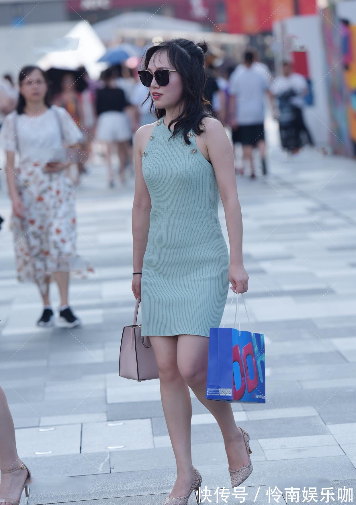 针织连衣裙 薄荷绿针织裙,搭配樱粉色鞋包,充满时尚生命力的清爽穿搭