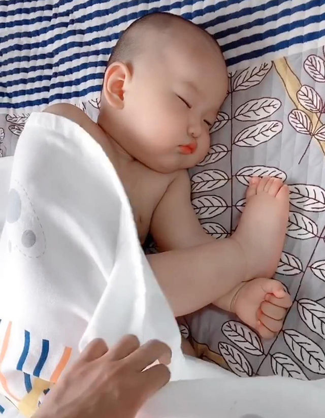 深度睡眠|宝宝睡姿能有多“妖娆”妈妈掀开被子那一刻就像是在开盲盒