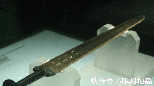 青铜剑!专家破解千古名剑干将莫邪之谜,并非青铜剑,可能是花纹钢之祖