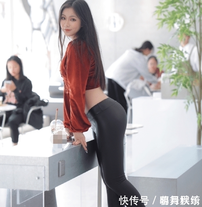 会显得非常|40度的天气,还穿“皮裤”加“丝绒衫”,看着都热