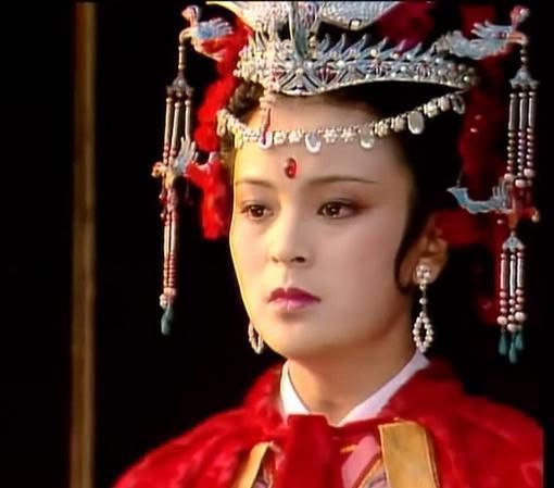 一人|红楼梦：贾府里先后走出三个王妃，为何没一人能挽救贾府？