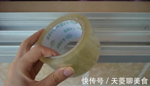 窗台放一卷透明胶带，作用真强大，解决了很多家庭的困扰，学学吧