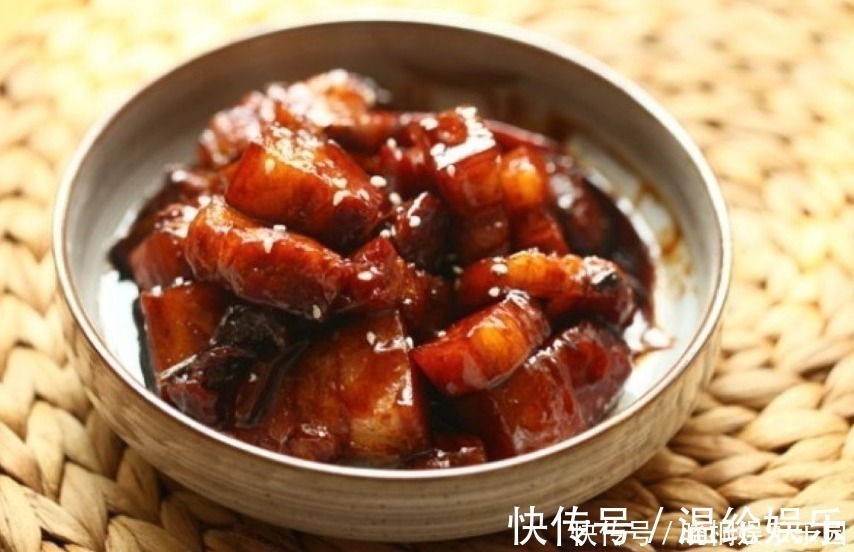 做红烧肉时,切不可直接下水煮,多加1步,肉质软烂无腥味!