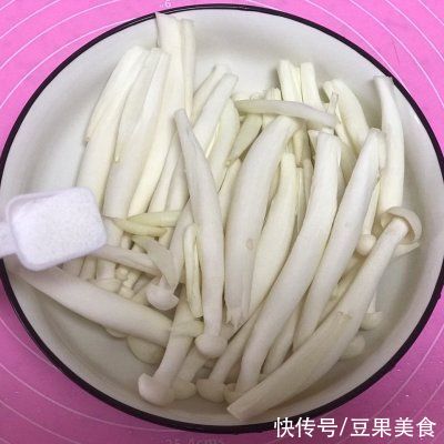  0难度的炸海鲜菇，好吃到停不下来