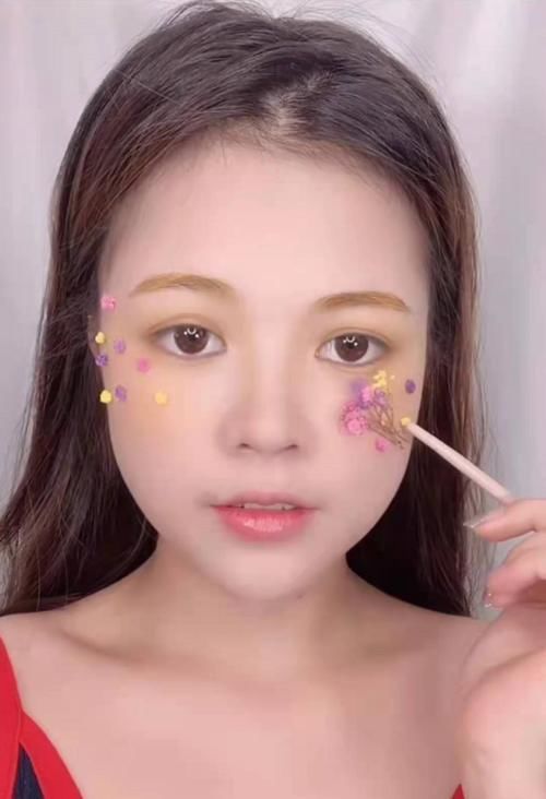 长相|小姐姐用一根口红化妆全脸,开始:长相还挺美,看到最后:手也这么巧!