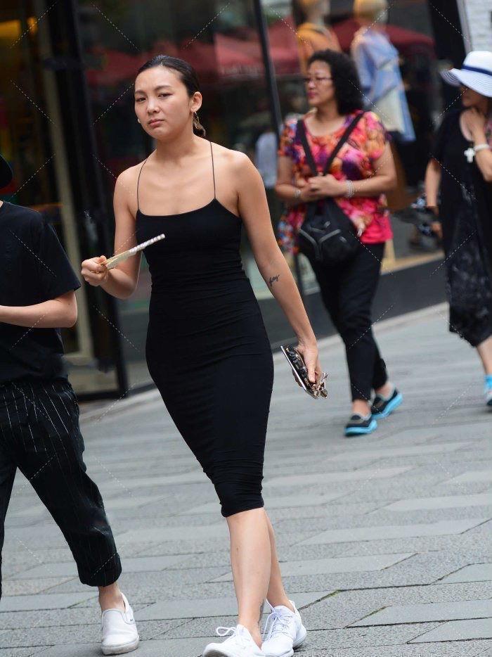 搭配 牛仔裤搭配白色短款上衣,穿搭清纯时尚,少女气息十足