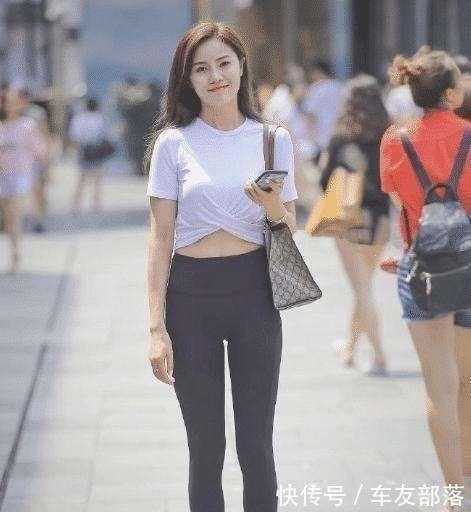 蕾丝 牛仔裤是懒人出门快速穿搭服饰,新颖的剪裁设计,舒适清爽!