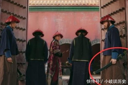 清朝侍卫或者武士为何喜欢把刀反过来佩戴,这么做有什么好处和坏处?