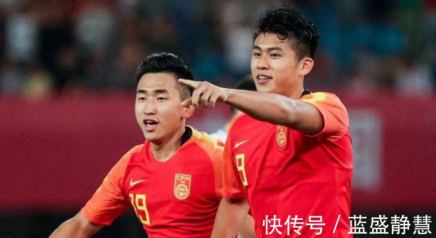 越南队|国足抵达越南“众生相”!洛国富精神抖擞,有的球员争分夺秒购物!