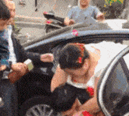 |搞笑GIF:有一个胖胖的女友,跷跷板都是无可奈何