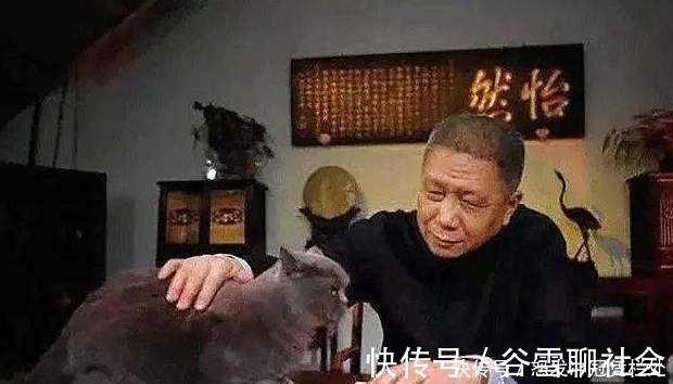 画作$马未都看中地摊一破盘子，摊主开价300元，厚脸皮讲价到200元