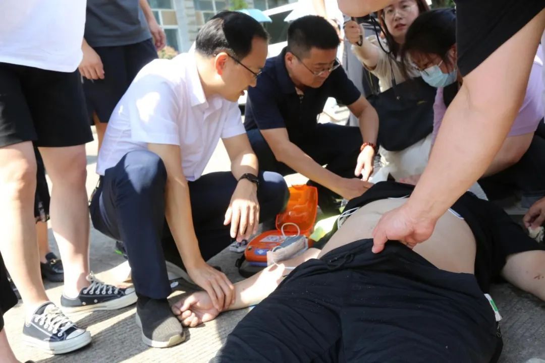 医学院内男子心跳骤停，“神仙团队”20分钟救回！