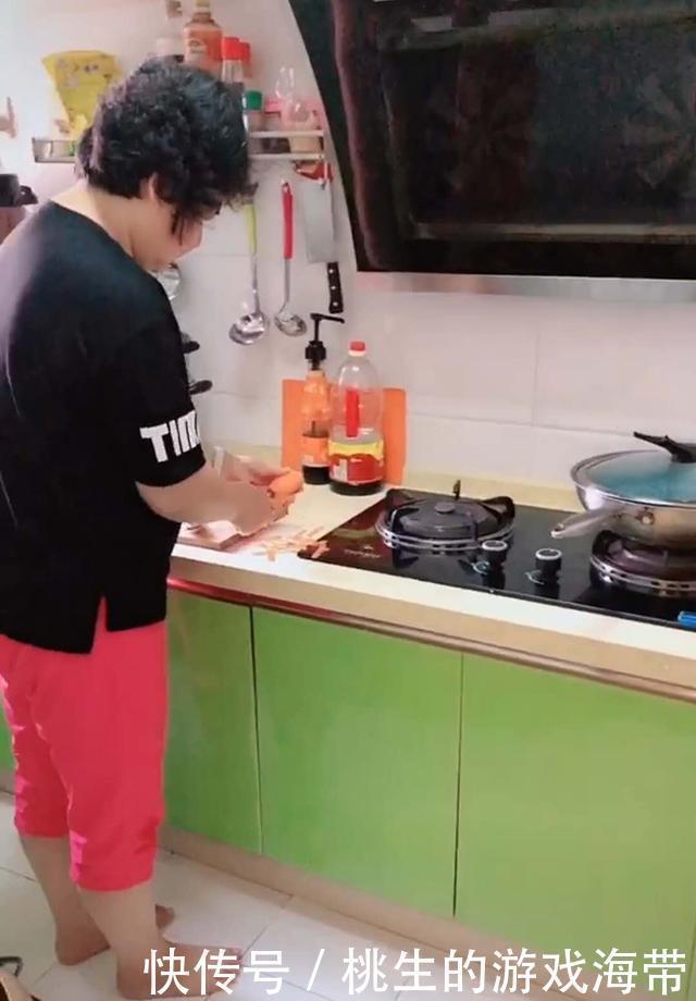 手术|奶奶做饭,宝宝趁机给家里的盆栽“做手术”,各忙各的,笑翻网友