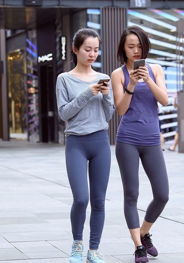 t恤 利落优雅的打底裤,比较通勤与正式的风格,整体带来时尚摩登气息