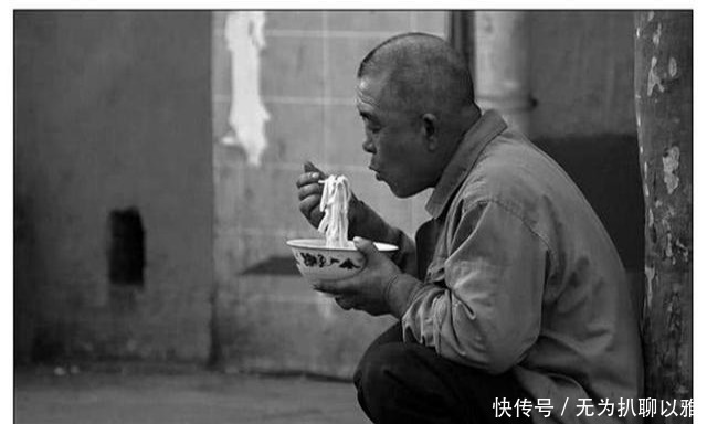 回答|中国人为啥喜欢端着碗吃饭?老外的回答,让网友笑的“肚子疼”