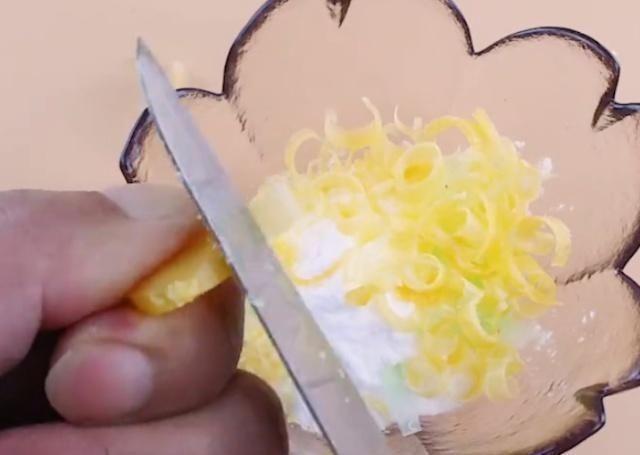 衣服越洗越黄,妈妈教我放2粒这东西,洗完衣服又白又新,贼干净