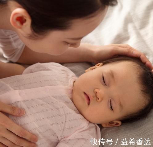 亲子关系|宝宝跟宝妈的感情有多深？睡姿就能看出来，看看你娃有几个