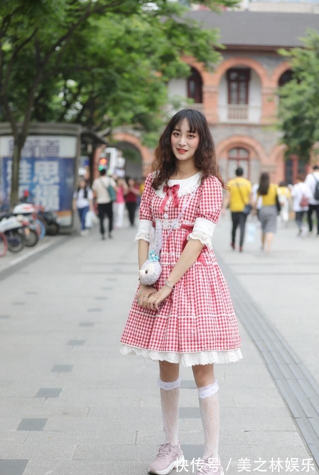 蕾丝|lo圈火了一种新穿法,叫“洛丽塔+AJ”,效果太潮十级lo娘都上头!