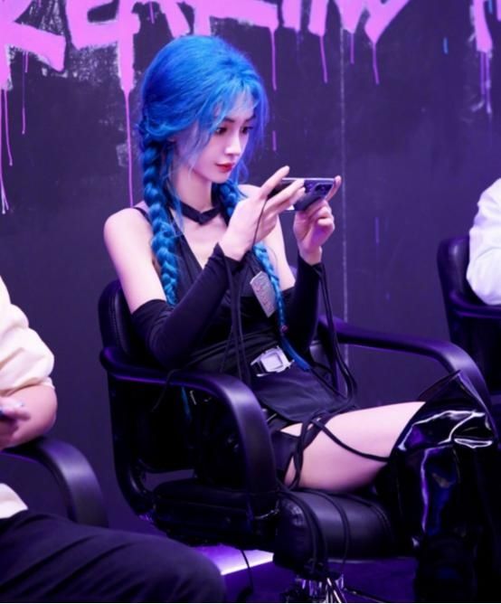 Angelababy直播首秀引关注，灵药灵性对线！网友：药导太懂直播了