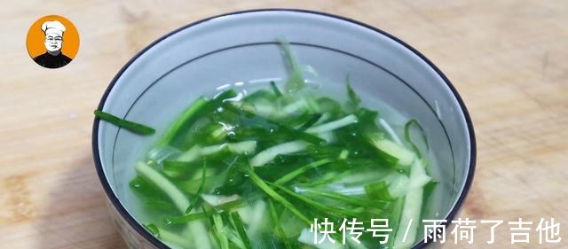 清蒸鲈鱼时，切记不要放盐和料酒，教你正确做法，鱼肉鲜嫩无腥味！