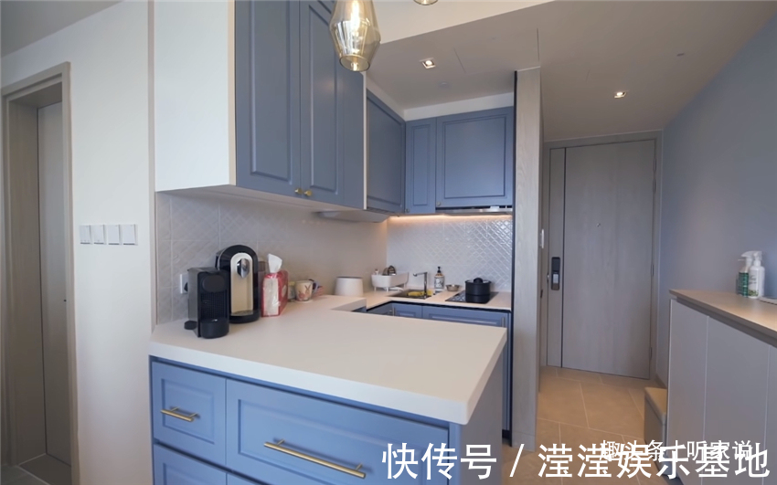 悬柜|香港90后夫妻买下35㎡小家，利用3米层高做书房，一层当两层