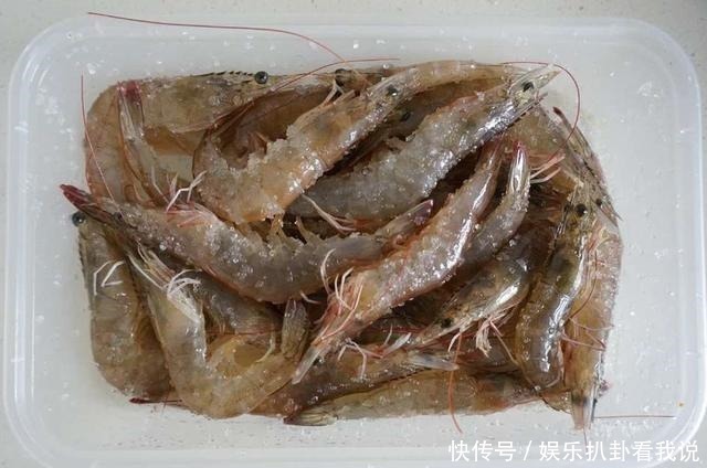白糖|大虾别再放塑料瓶中冷冻了,厨师教你新方法,放1年虾头都不黑