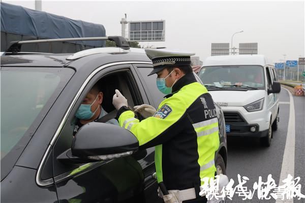 女孩|加油！常州2岁女孩路遇抗疫执勤爸爸，相互比“耶”