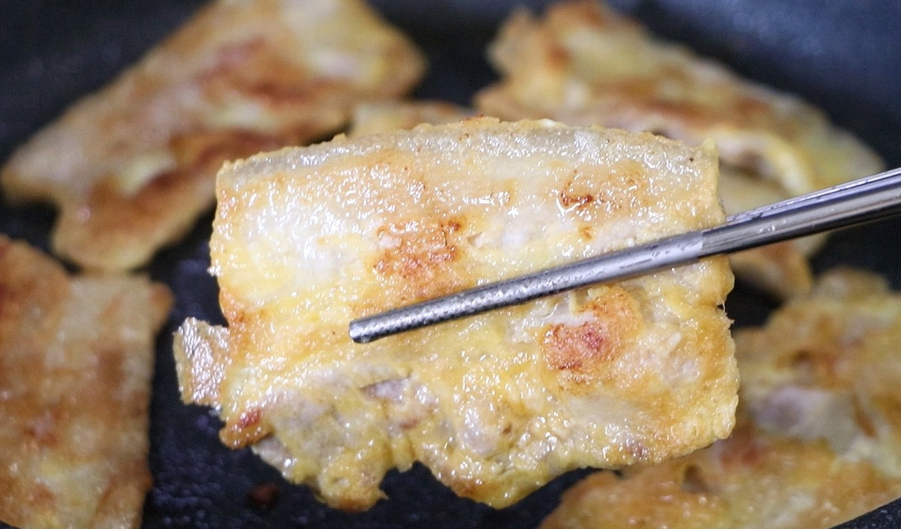 年夜饭,猪肉这样做赛过粉蒸肉!加上两个鸡蛋,小孩抢着吃它