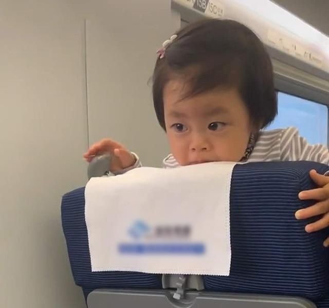 宝宝|宝宝乘坐高铁,被后座陌生阿姨“投食”,宝宝馋嘴模样萌翻网友