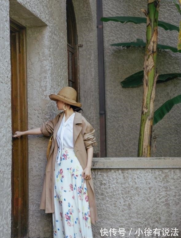 碎花裙 伞裙已经过时了,今夏流行三木穿得“碎花裙”,青春时尚还减龄