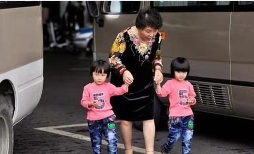 64岁高龄产下“双胞胎”的老人,不得不被现实打败,现在过得怎样