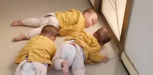 宝宝|妈妈洗澡,三胞胎宝宝化身“侦察兵”,趴门缝喊妈妈