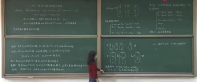 没曾想这位美女大学教师的课堂板书如此惊艳，字迹堪比“印刷体”