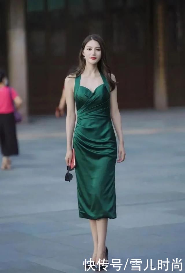 魅力|美女一袭绿色长裙优雅气质十足，拥有别具一格的魅力