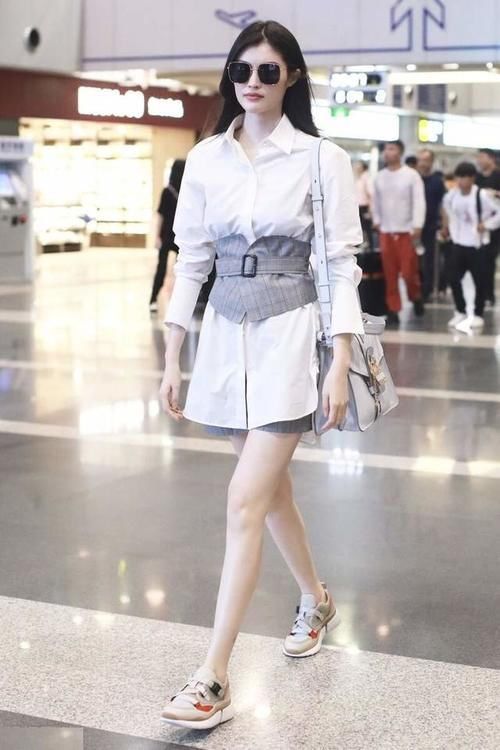 如何把白衬衫穿出时髦感？叠穿高领衫保暖干练又有型，配马甲很酷