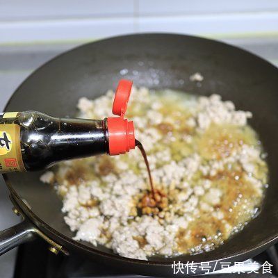黄豆酱|#不容错过的鲜美滋味# 喷香有营养的猪肉干笋全麦包子
