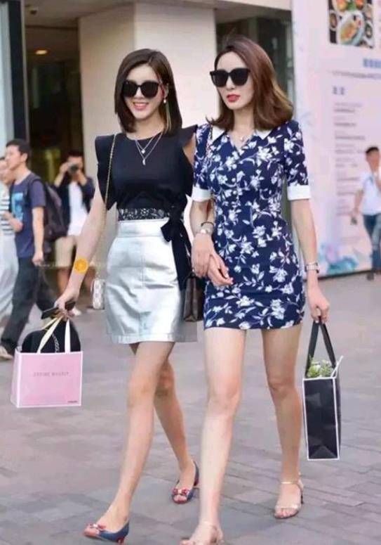 可爱|街拍美女身穿红色连衣裙,肩挎小包包,头戴小白帽显得俏皮可爱